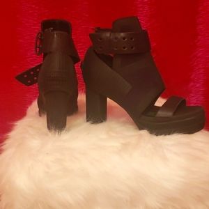 SOREL black platform heels size 6